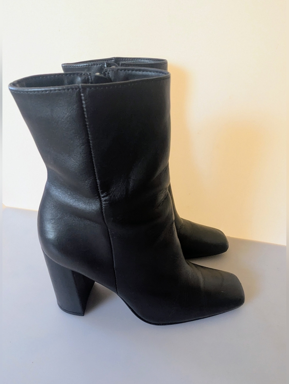 STEVE MADDEN Lourde Women's Black Leather Square Toe Boot. Size: 8.5M